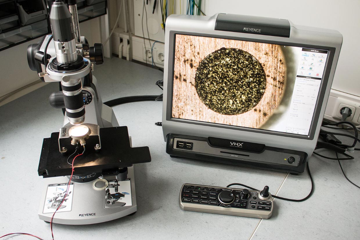 Test setup with ECC-Opto-Std and Keyence VHX-700FD microscope