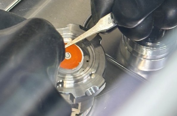 assembly9 | EL-CELL PAT-Solid-Core Assembly: Attach contact disc on top of the upper electrode for electrical contact